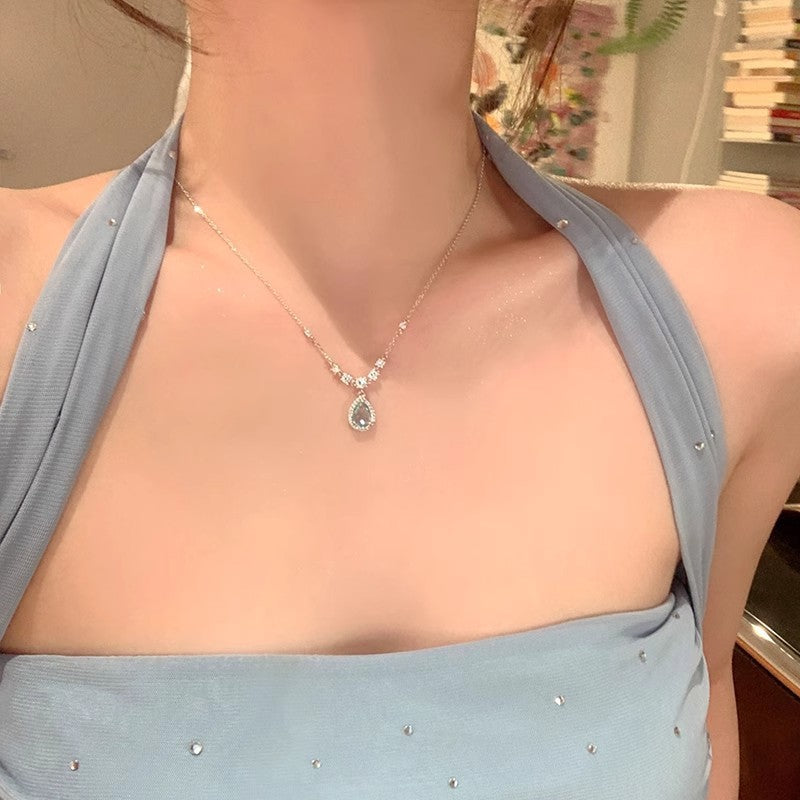 Damen Halskette mit elegantem Tropfenanhänger und funkelnden Kristallakzenten Shop Nory