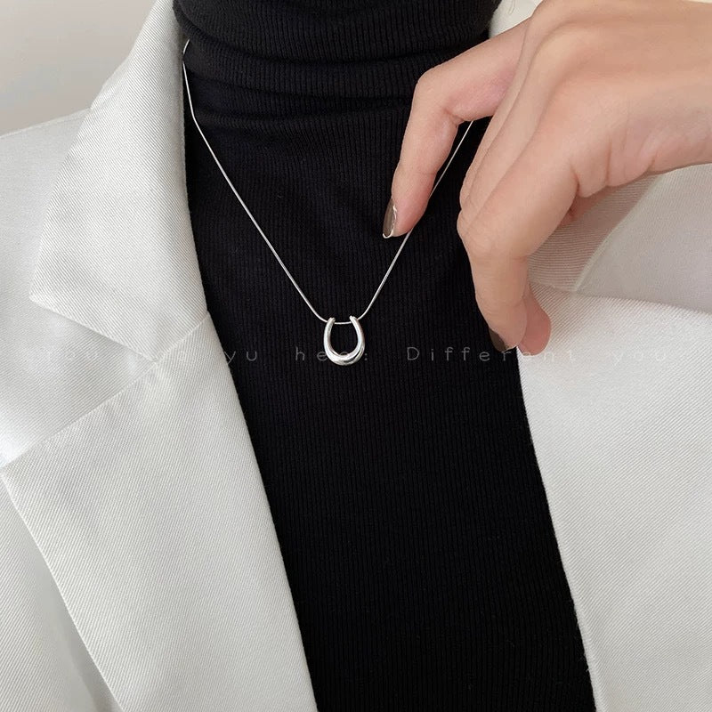 Damen Halskette mit modernem, geschwungenem Anhänger aus Edelstahl Shop Nory