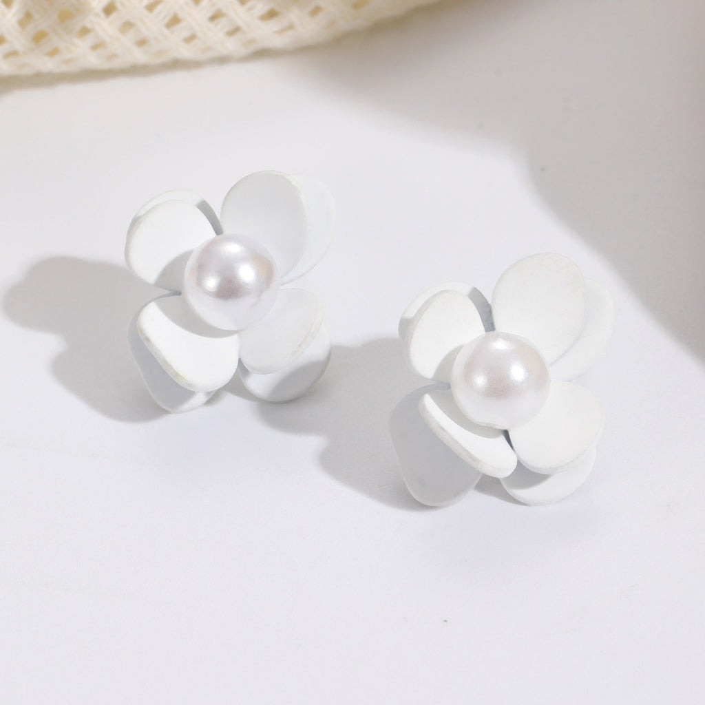 Damen Ohrstecker in lebendigem Blüten-Design mit Perlenakzent Shop Nory