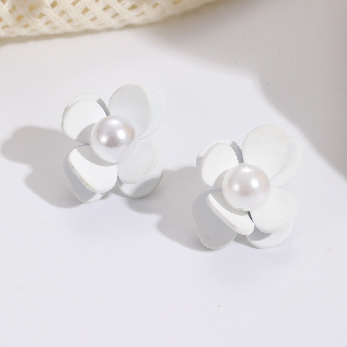 Damen Ohrstecker in lebendigem Blüten-Design mit Perlenakzent Shop Nory