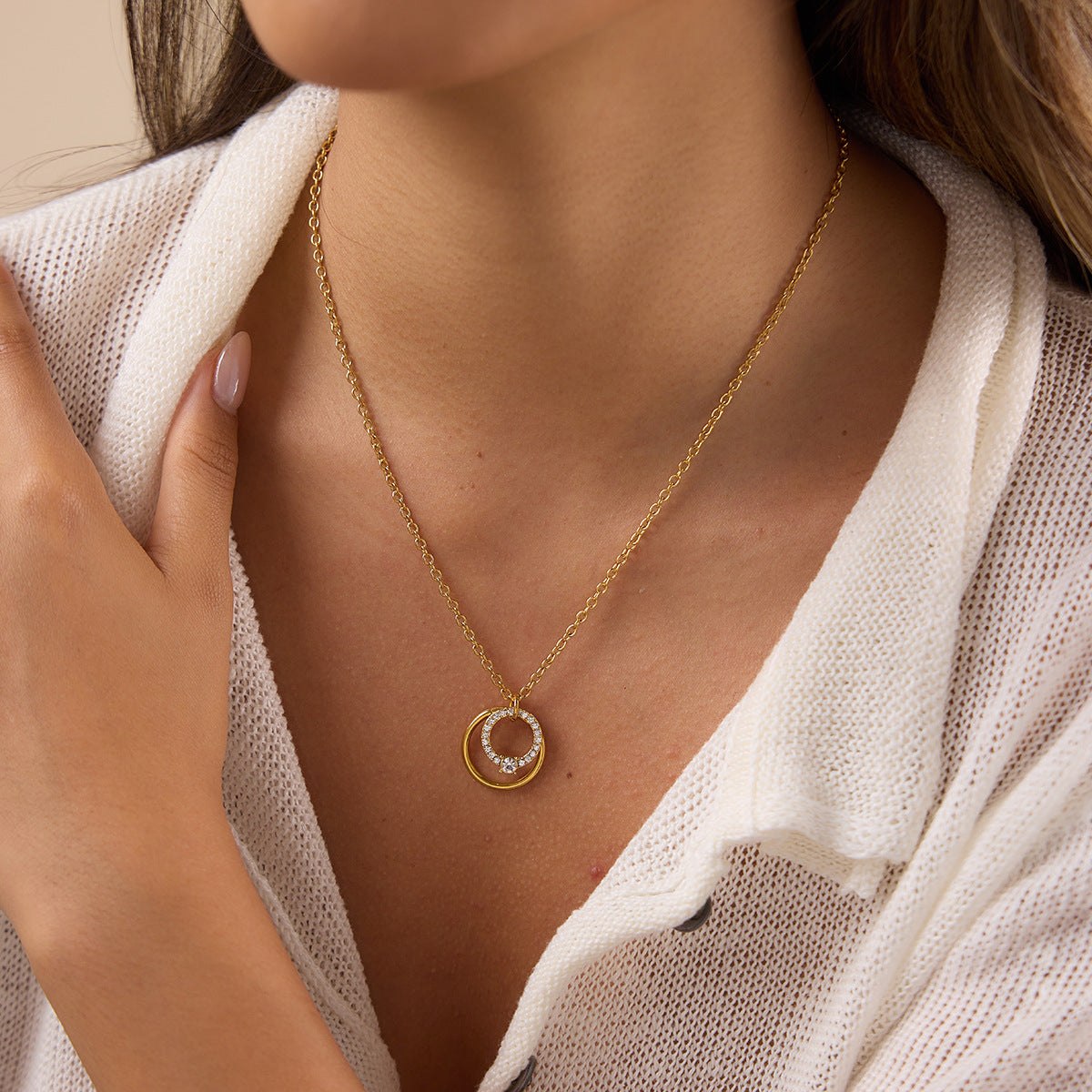 Damen Halskette mit doppeltem Ring-Anhänger und funkelnden Zirkonia-Shop Nory