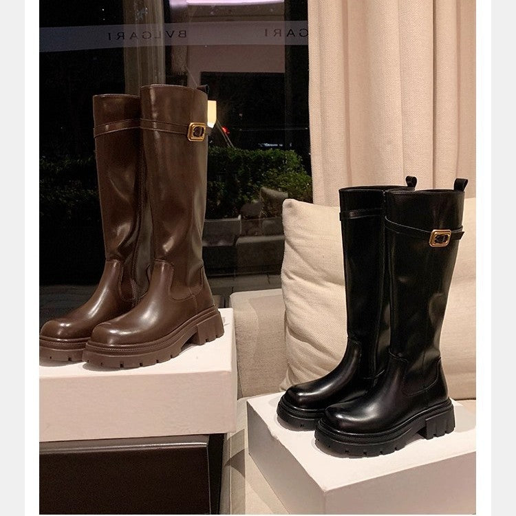 Damen Kniestiefel mit profilierter Lug‑Sohle und dekorativem Schnallenriemen Shop Nory