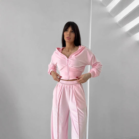Damen kurzes Kapuzen-Cropped Zip-Sweatshirt mit tailliertem Brustsaum und weiter Velours-Loungehose mit elastischem Bund Shop Nory
