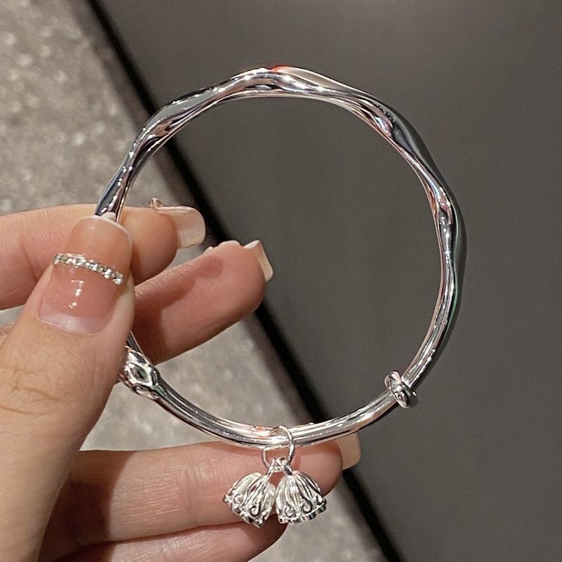 Damenarmband mit kunstvollem Reliefdesign und eleganten Anhängern Shop Nory