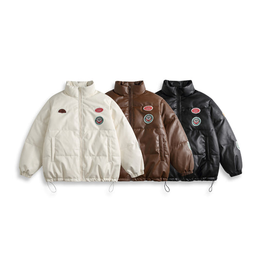 Unisex Kurz geschnittener wattierter Kunstleder‑Puffer mit hohem Stehkragen und Badge‑Details Shop Nory