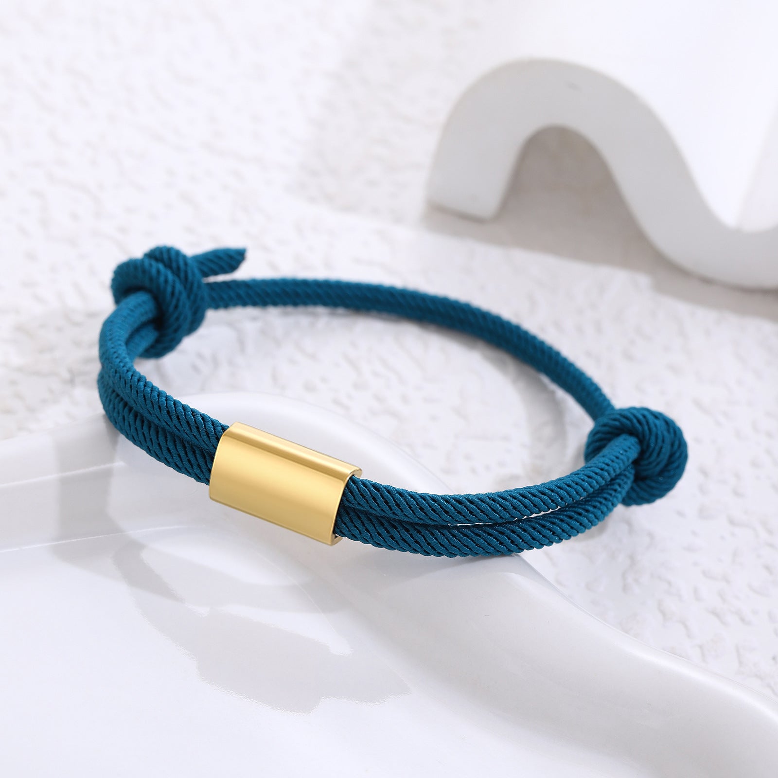 Damen geflochtenes Armband mit goldfarbener Akzentverschlusseinheit Shop Nory