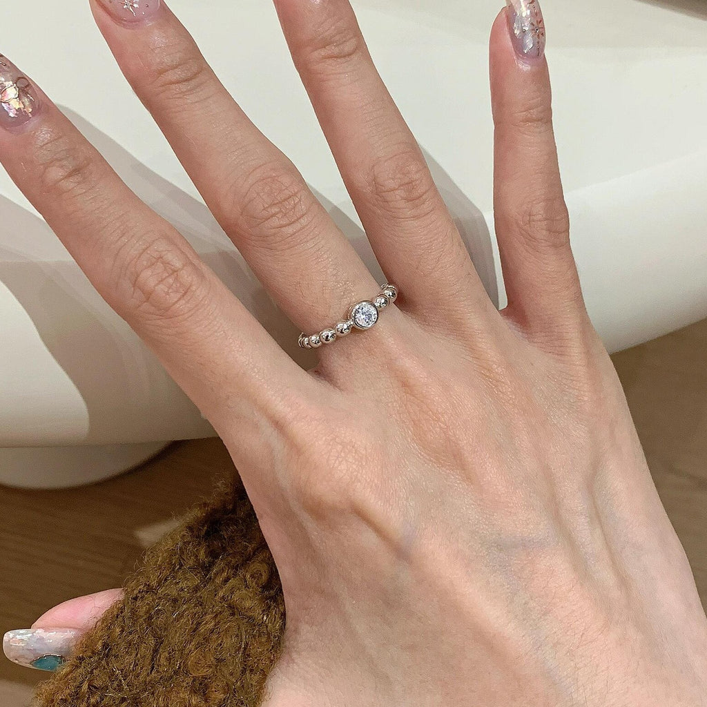 Damen Ring mit funkelnden Zirkonia-Details und elegantem Kugeldesign Shop Nory