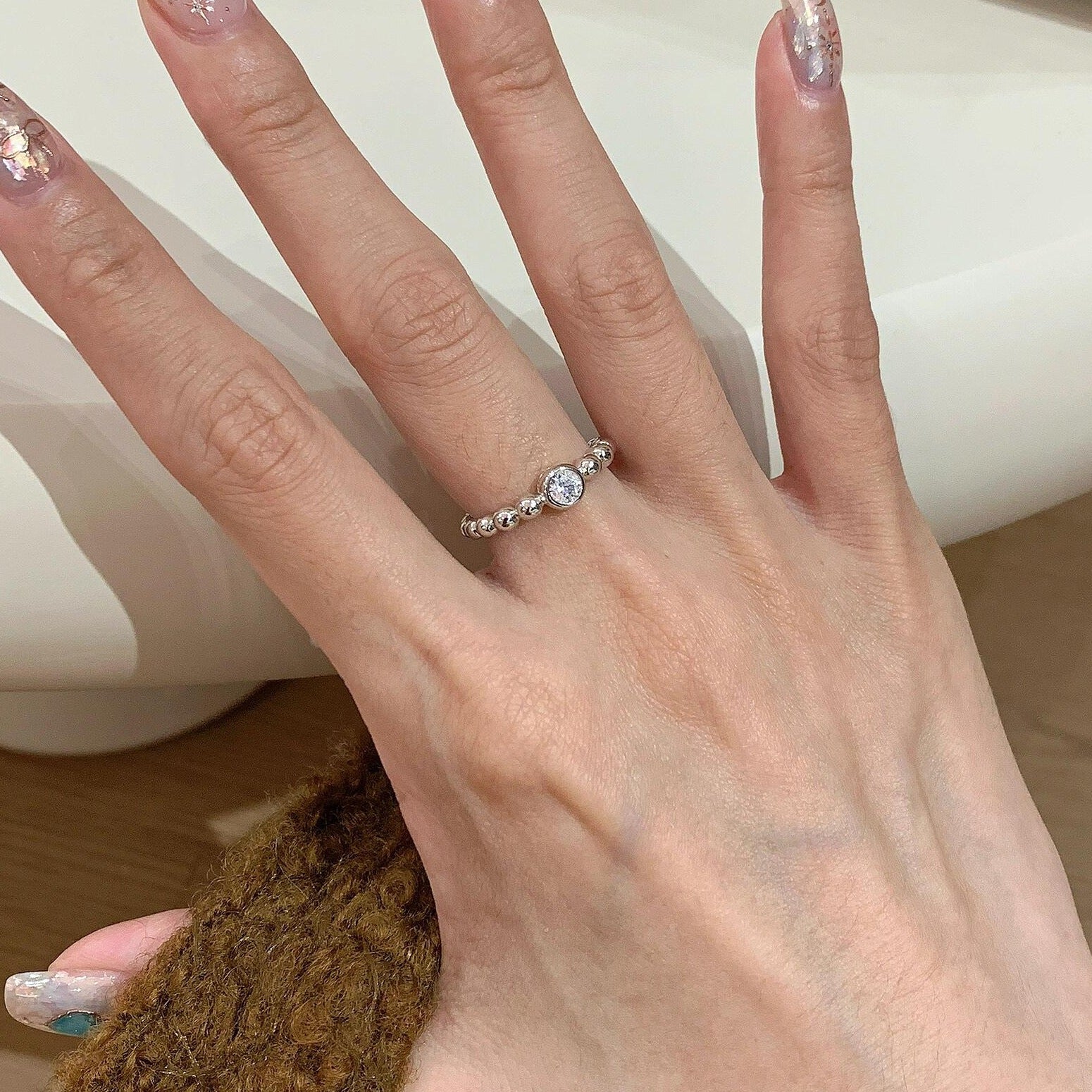 Damen Ring mit funkelnden Zirkonia-Details und elegantem Kugeldesign Shop Nory
