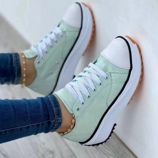 Damen Plateau-Canvas-Sneaker mit verstärkter Zehenkappe gepolstertem Komfortfußbett und gezackter Gummilaufsohle Shop Nory