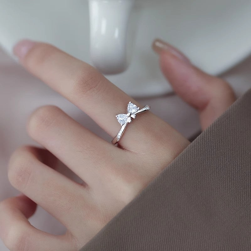 Damen zierlicher Ring mit Schleifenmotiv und funkelnden Akzenten Shop Nory
