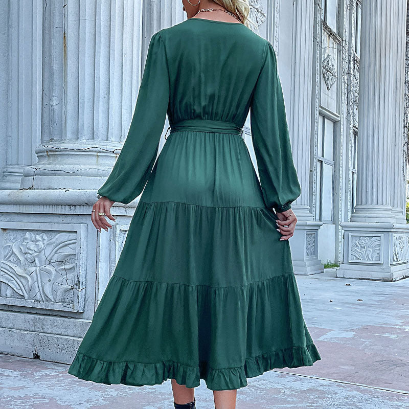 Damen Langes Satin‑Optik Stufenkleid mit V‑Ausschnitt, Bindegürtel und Volantsaum Shop Nory