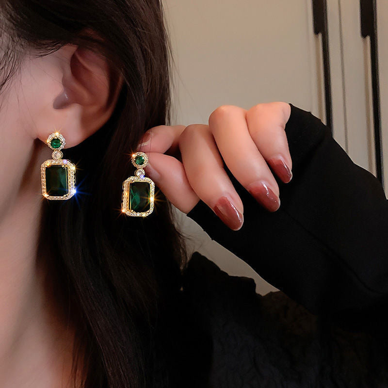 Facettiertes simulierter Edelstein Halo Anhänger Halskette und Cocktailring und Tropfohrringe Set mit Mikro Pavé Kristallen