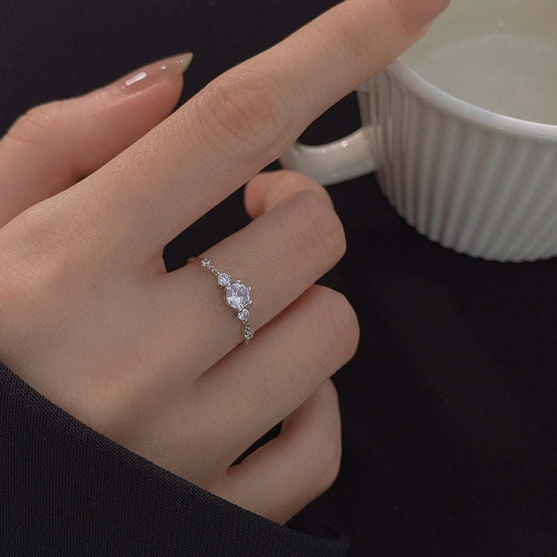 Damen Zarter Verlobungsring mit funkelnden Zirkonia-Steinen und filigranem Design Shop Nory