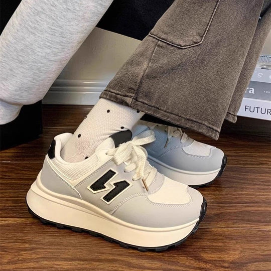 Damen Plateausneaker im Retro-Citystil mit skulpturierter Wedgesohle und atmungsaktiver Netzstruktur Shop Nory