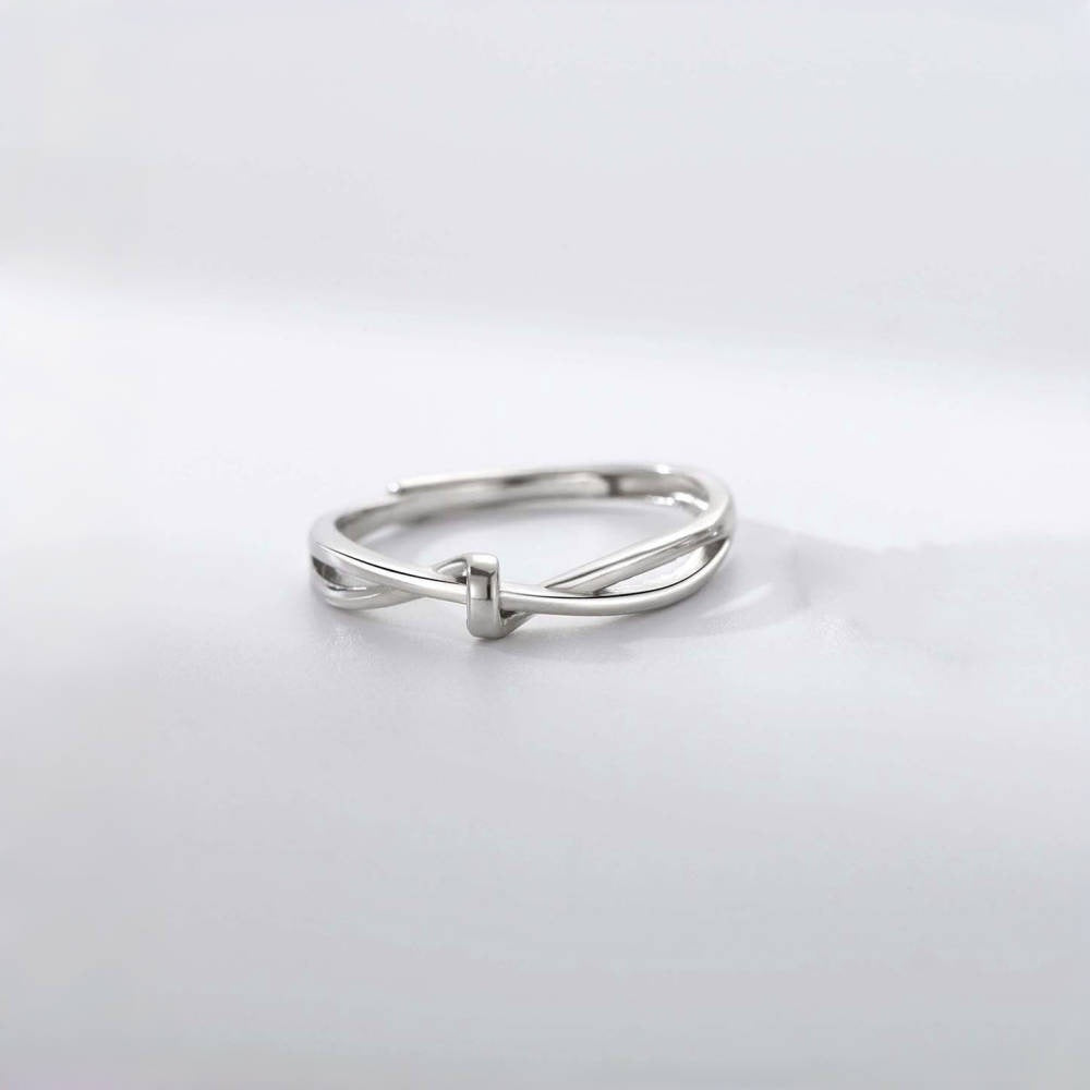 Damenring mit zeitgenössischem, geschwungenem Design und elegantem Knoten Shop Nory