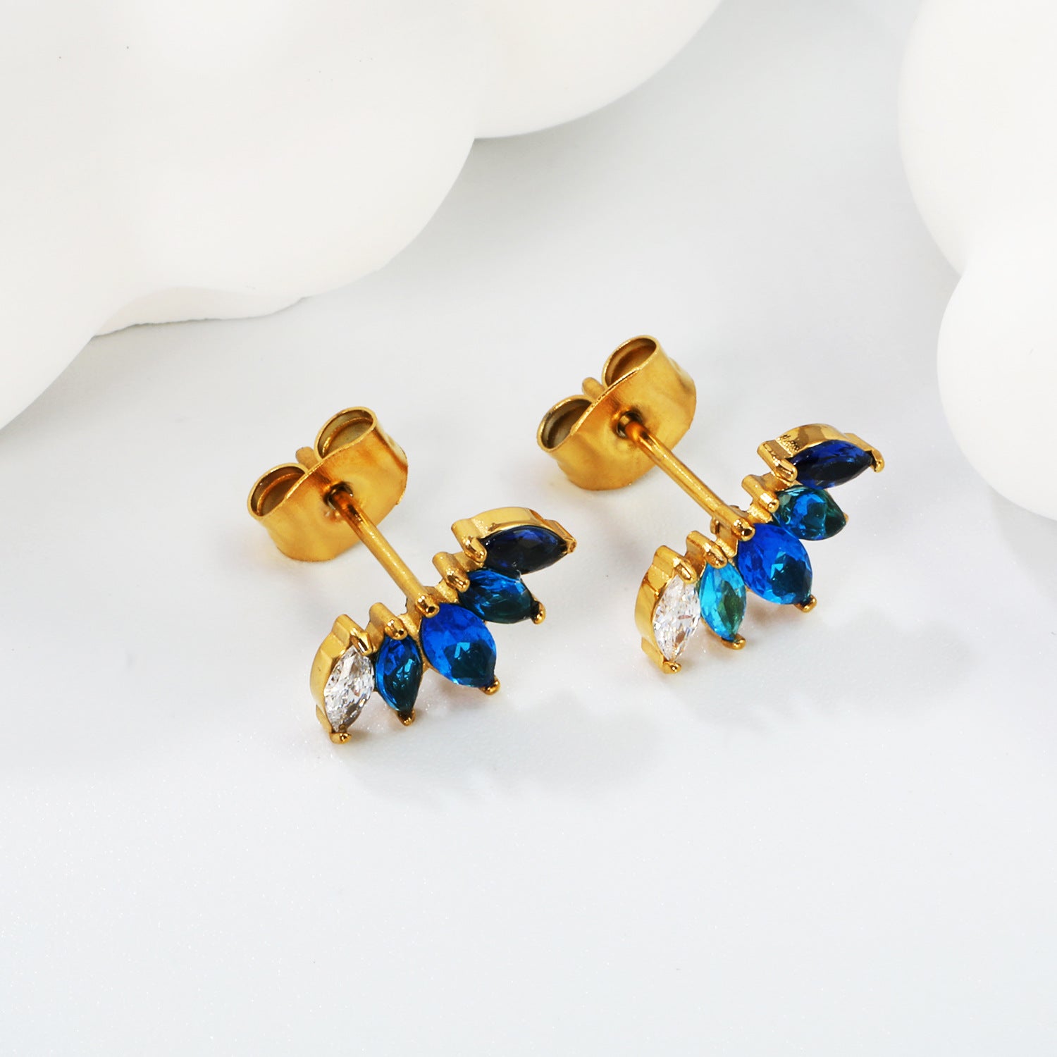 Damen Elegante Creolen mit funkelnden Zirkonia und kunstvollem Design Shop Nory