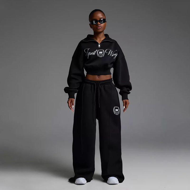 Damen gekürztes Halfzip-Sweatshirt mit Collegestickerei und weit geschnittene High‑Waist Lounge-Jogginghose Shop Nory