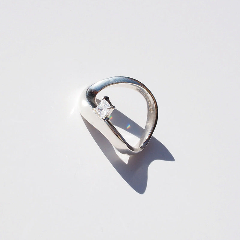 Damenring mit geschwungenem Design und quadratischem Zirkonia Shop Nory