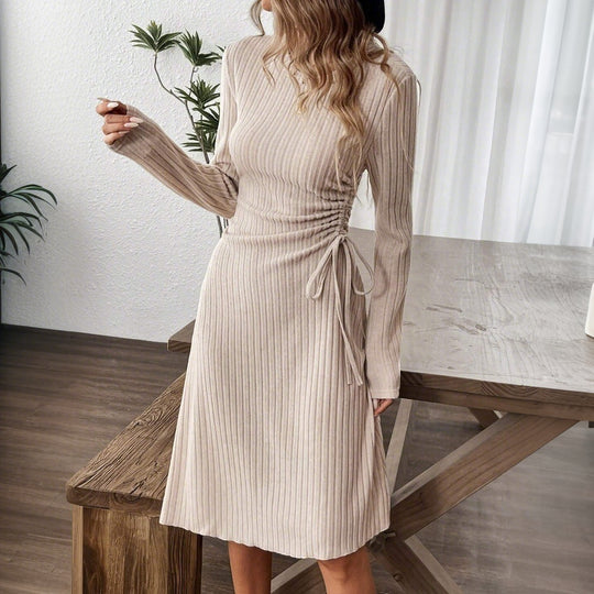 Damen geripptes Midikleid mit seitlicher Tunnelzugraffung taillierter Passform und eingesetztem Rundhals Shop Nory