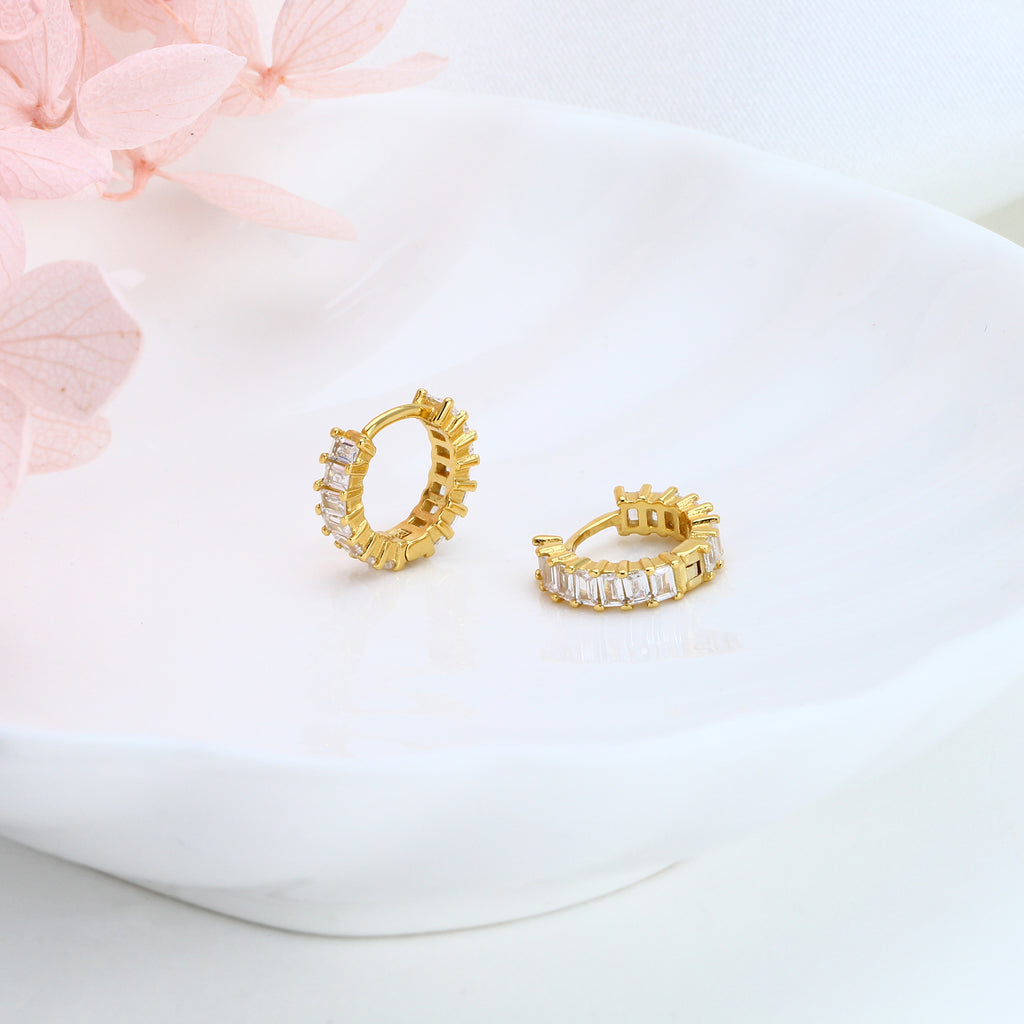 Damen Creolen mit tiefblauen Zirkonsteinen und luxuriösem Goldfinish Shop Nory