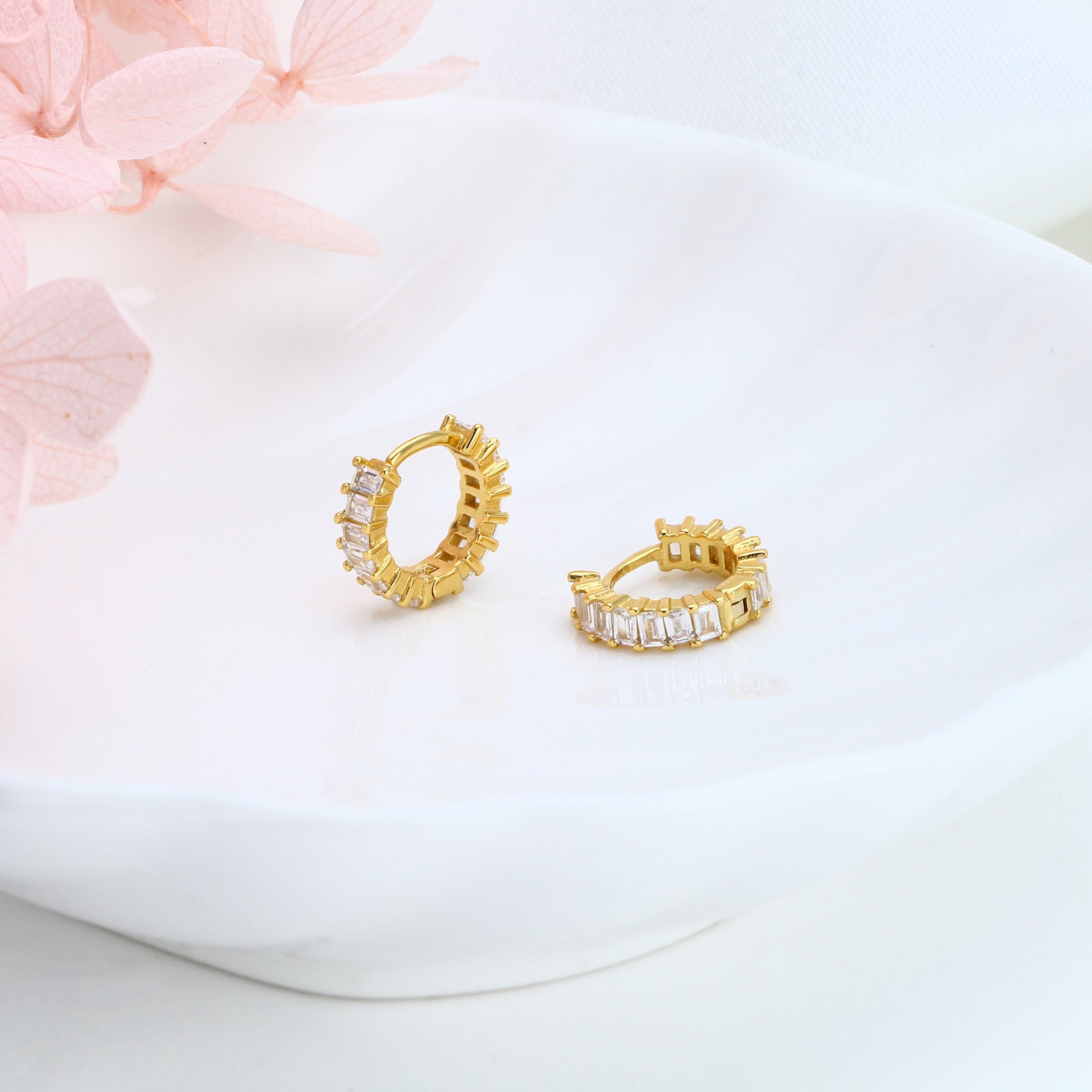 Damen Creolen mit tiefblauen Zirkonsteinen und luxuriösem Goldfinish Shop Nory