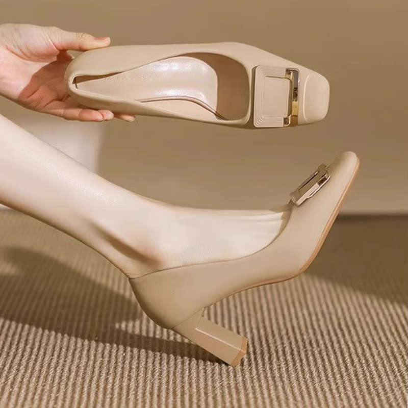 Damen Elegante und komfortable Pumps mit modischer Schnallenverzierung