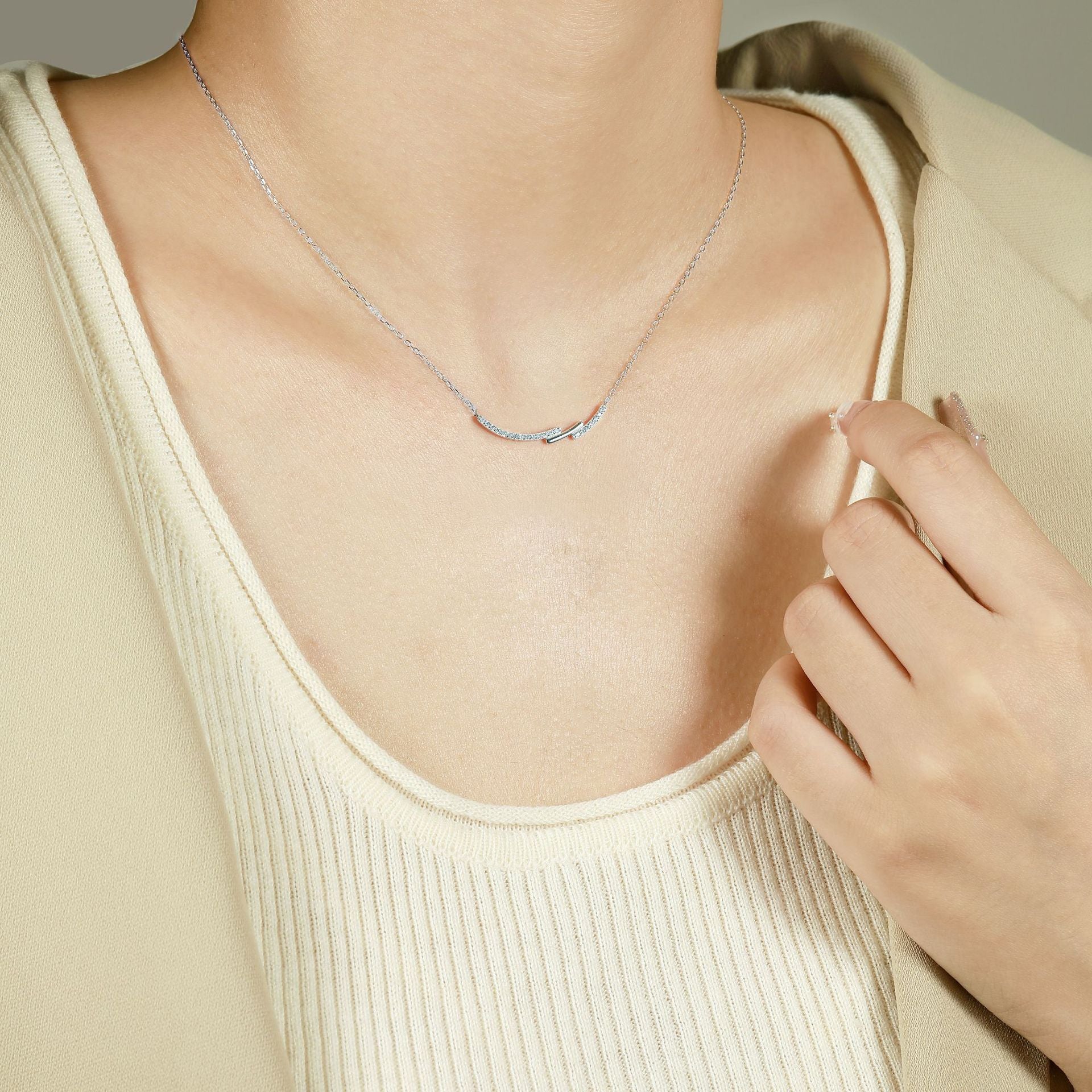 Damen Halskette mit modernem geschwungenem Design und funkelnden Kristallakzenten Shop Nory