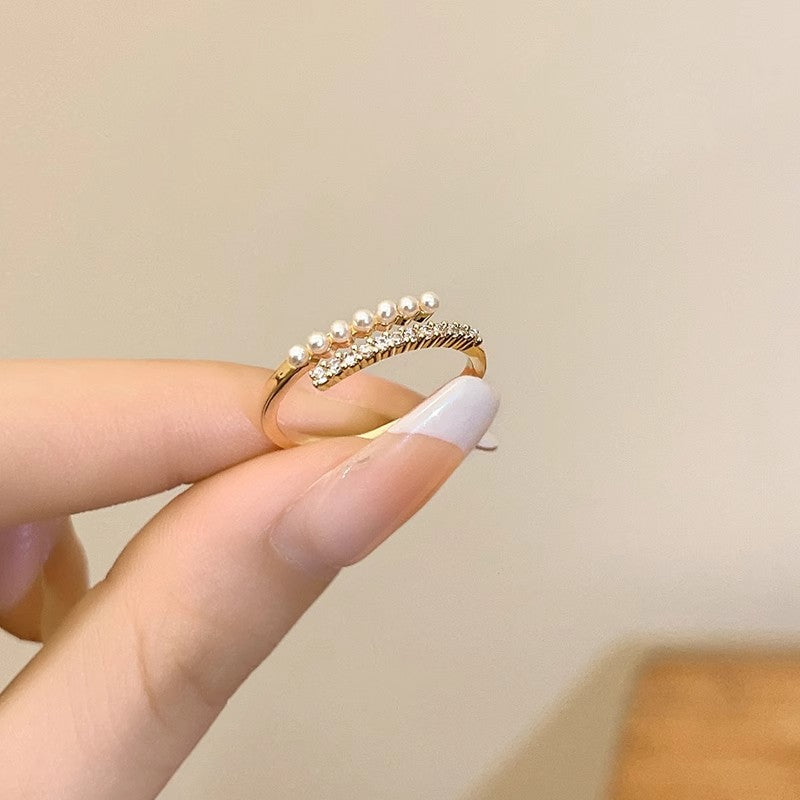Damen eleganter Ring mit zarten Perlen und funkelnden Akzenten Shop Nory