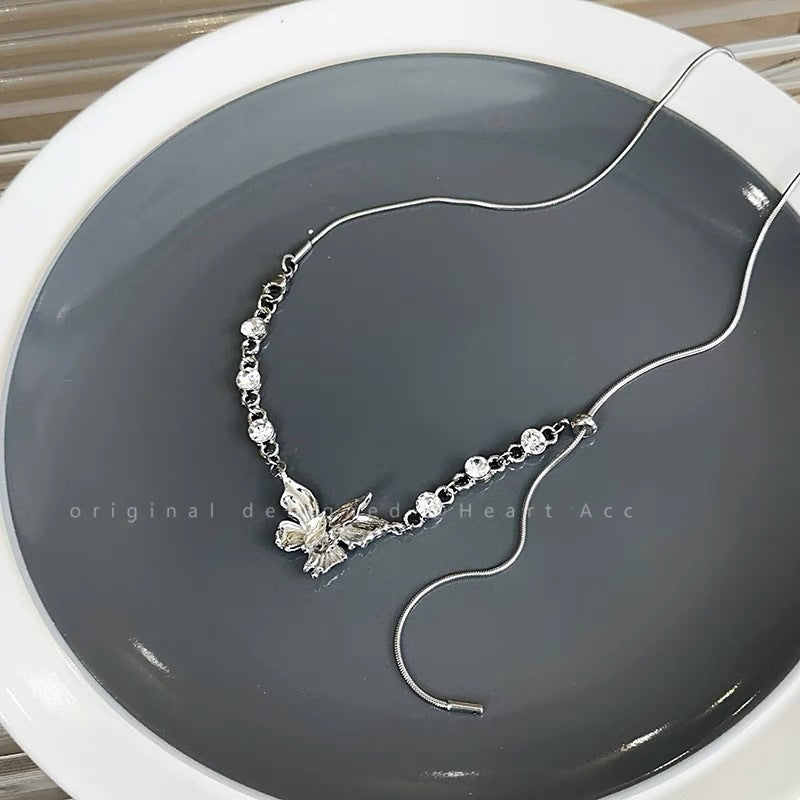 Damen Halskette mit filigranem Schmetterlingsanhänger und funkelnden Kristallen Shop Nory