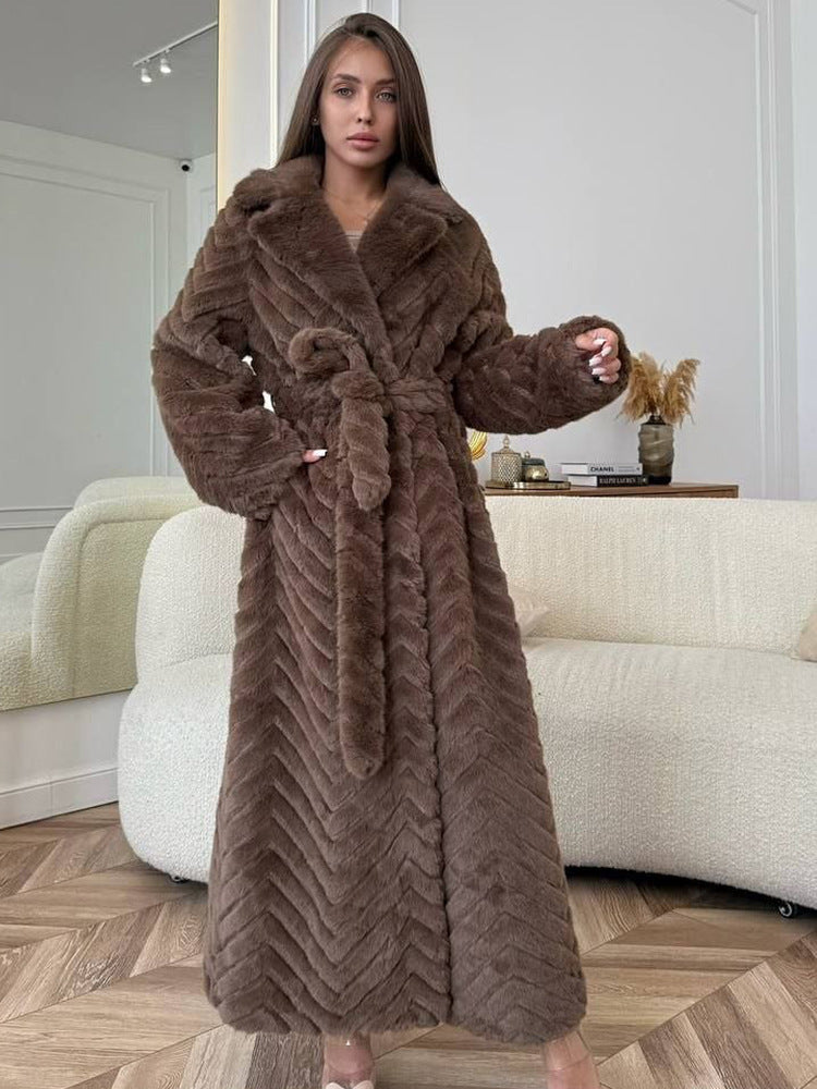 Damen Maxi-Kunstfellmantel mit Kapuze und Chevron-Steppung Shop Nory