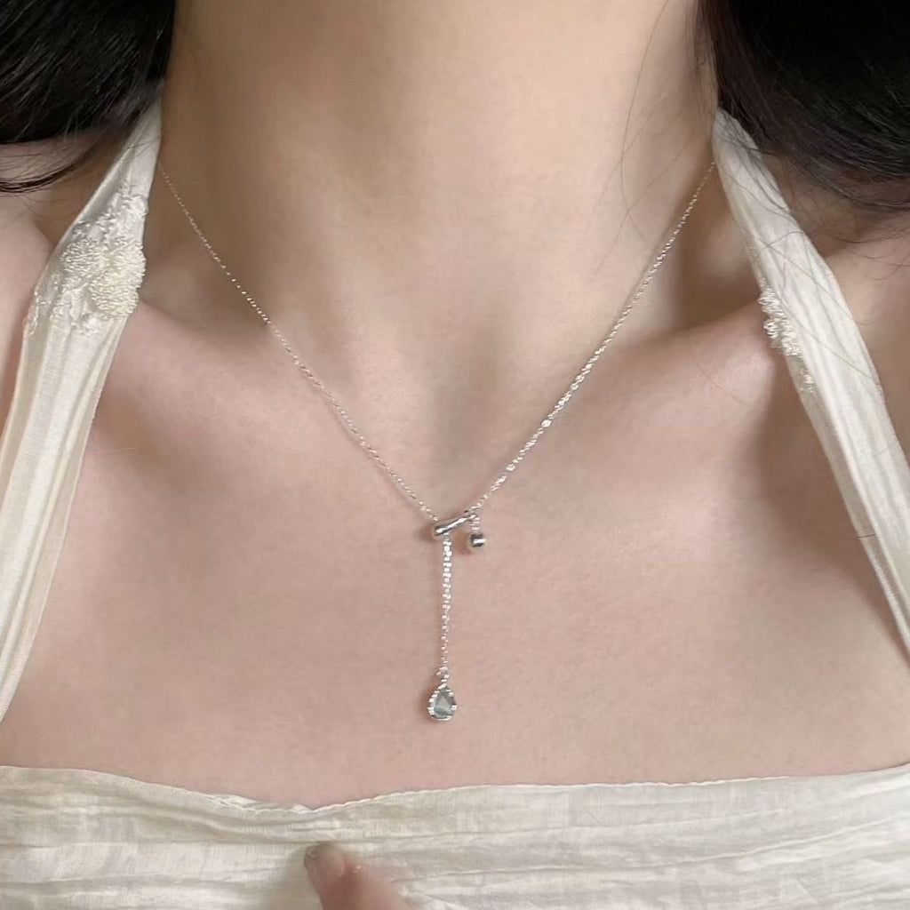 Damen Halskette mit elegantem Tropfenanhänger und modernen Gliederketten-Elementen Shop Nory