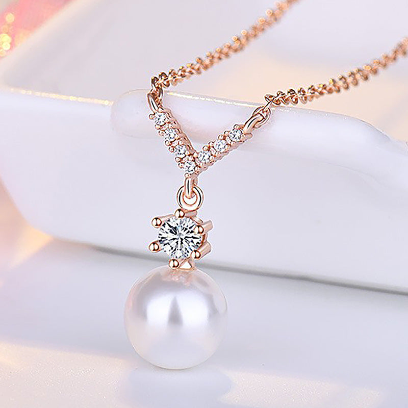 Damen Halskette mit funkelndem Zirkonia-Anhänger und eleganter Perle Shop Nory