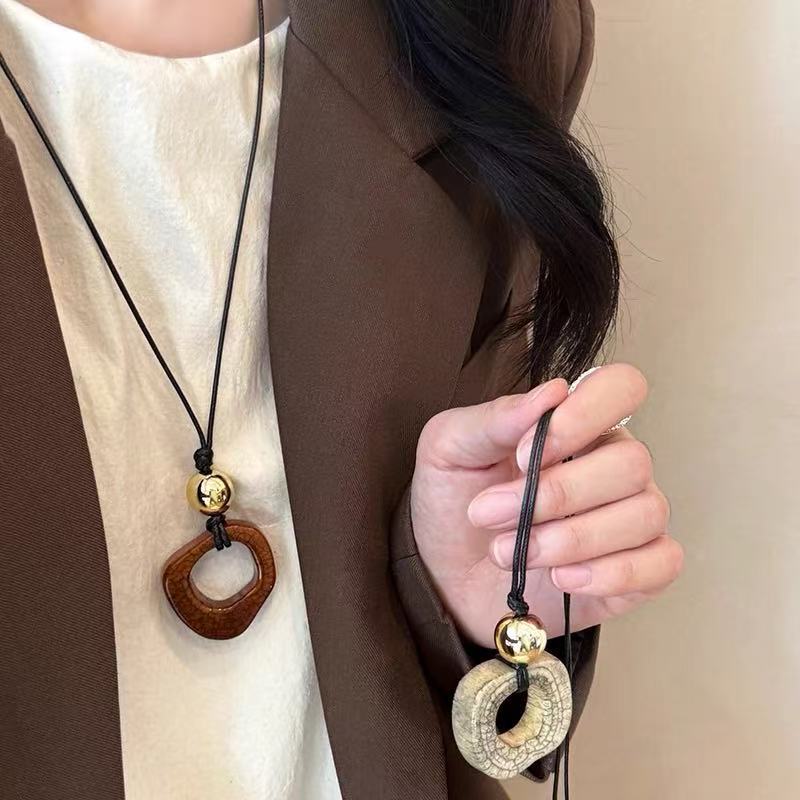 Damen Halskette mit modernem, geometrischem Anhänger und hochwertiger Gliederung Shop Nory