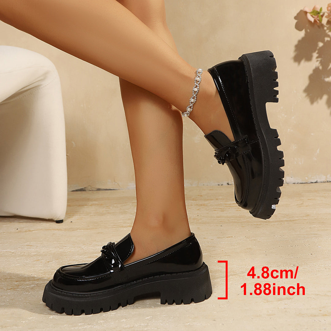 Damen Klobige Lack‑Loafer mit grober Profilsohle und Kettenverzierung Shop Nory