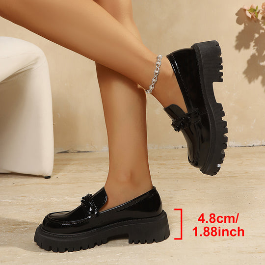 Damen Klobige Lack‑Loafer mit grober Profilsohle und Kettenverzierung Shop Nory