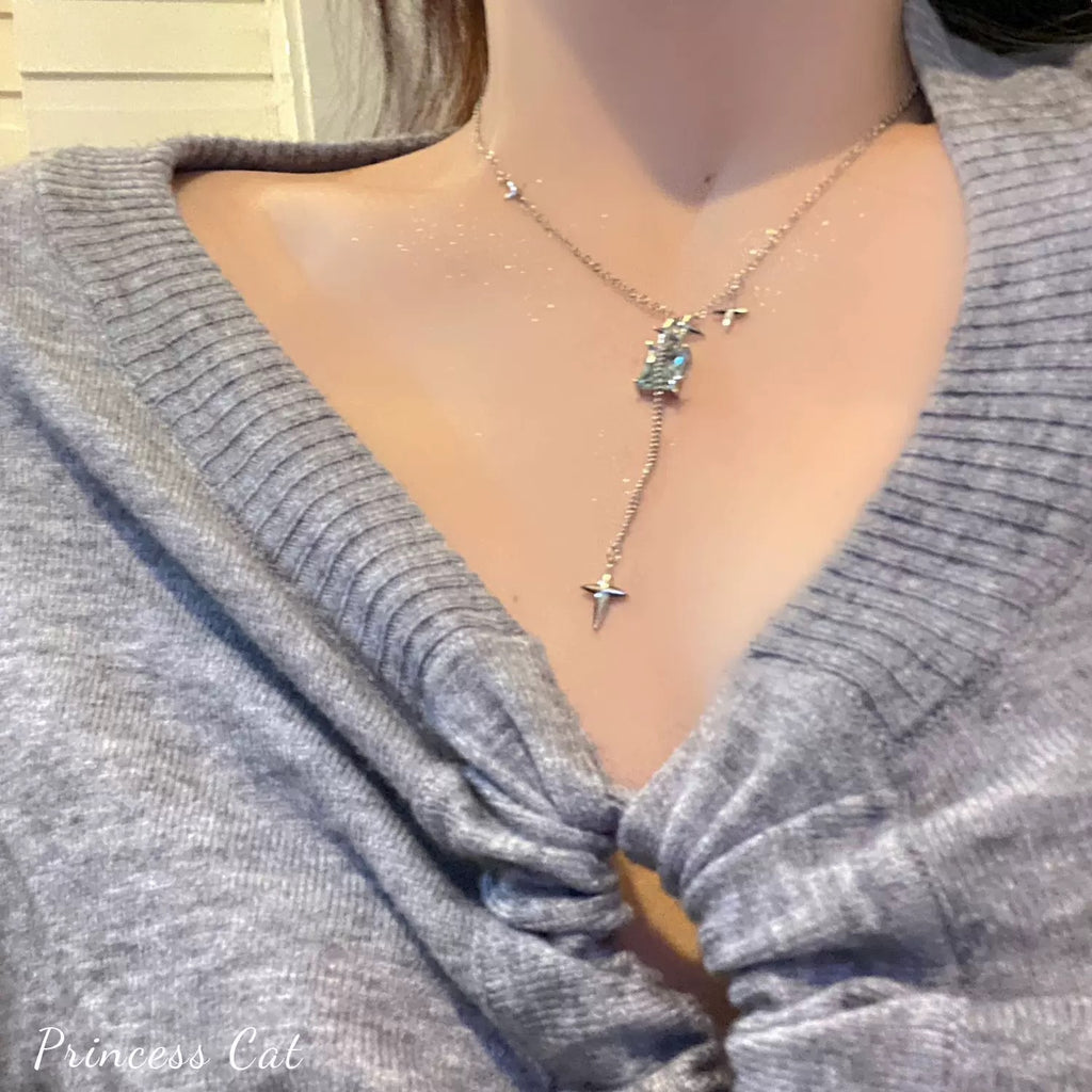 Damen Edelsteinkette mit elegantem Flugzeuganhänger und filigraner Gliederung Shop Nory