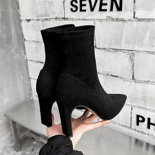 Damen Sock-Stiefelette aus Stretchvelours mit spitzer Zehenpartie und skulpturellem Blockabsatz Shop Nory