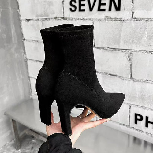 Damen Sock-Stiefelette aus Stretchvelours mit spitzer Zehenpartie und skulpturellem Blockabsatz Shop Nory