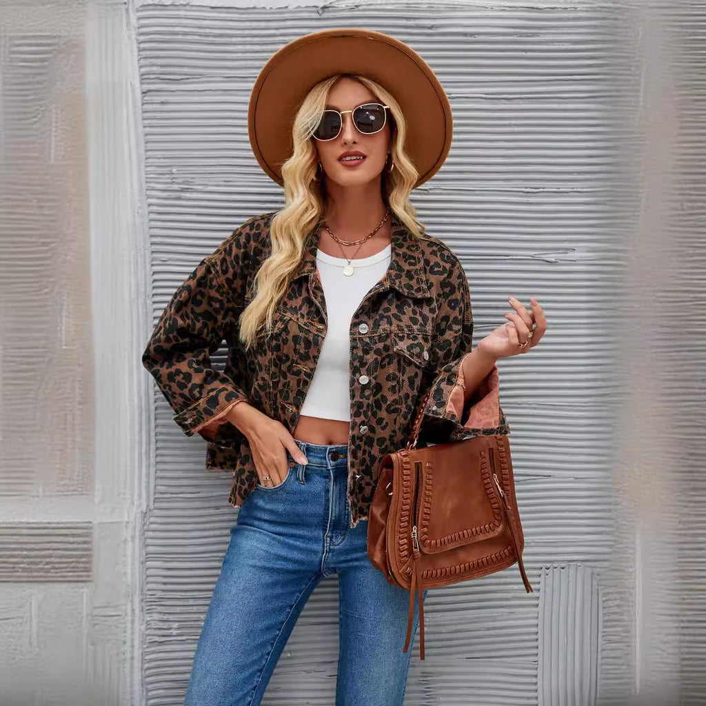 Damen Jeansjacke im angesagten Leo-Design mit oversized Schnitt