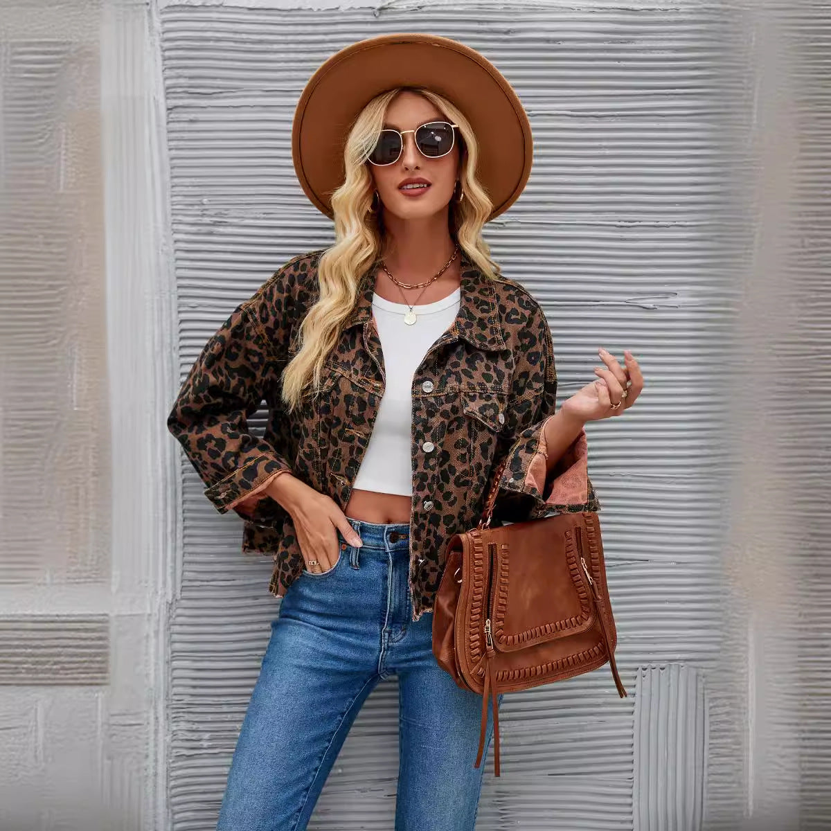 Damen Jeansjacke im angesagten Leo-Design mit oversized Schnitt