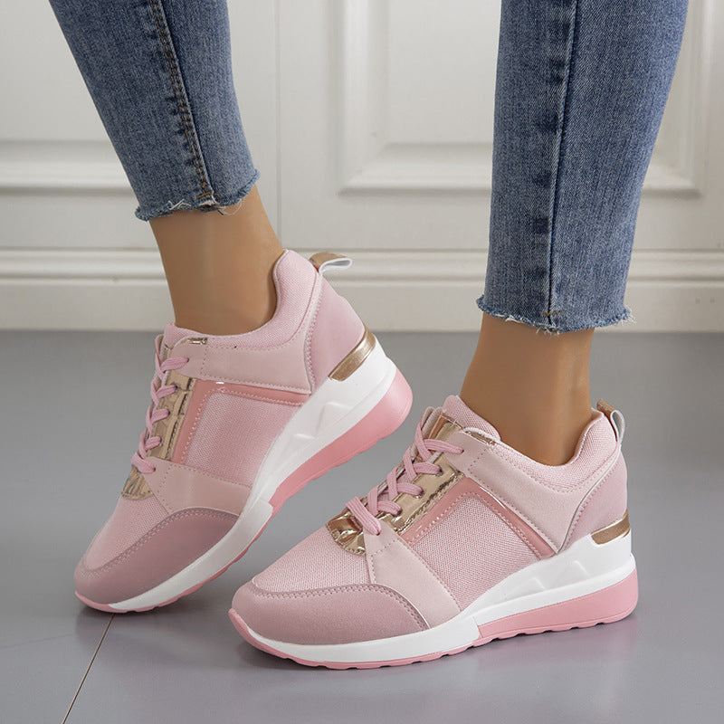 Damen Keil-Sneaker mit perforiertem Obermaterial, gepolstertem Fußbett und dezentem Metallic-Detail Shop Nory