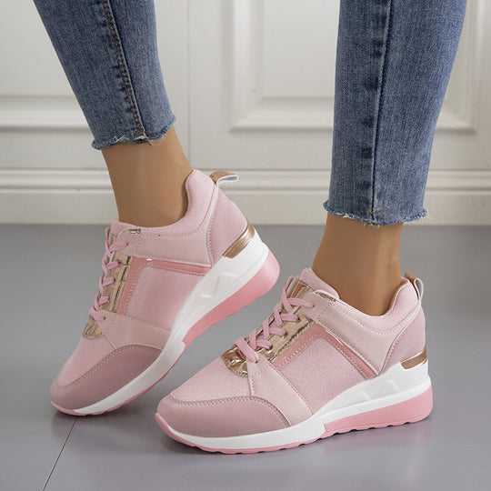 Damen Keil-Sneaker mit perforiertem Obermaterial, gepolstertem Fußbett und dezentem Metallic-Detail Shop Nory