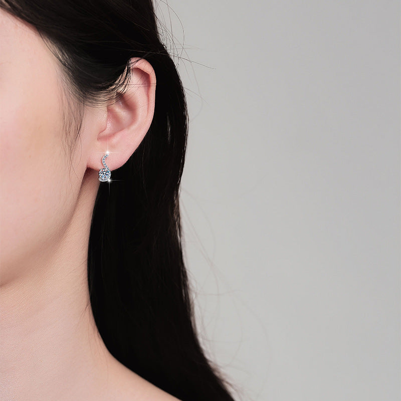 Damen Ohrringe mit funkelnden Zirkonia und elegantem Schwung Shop Nory