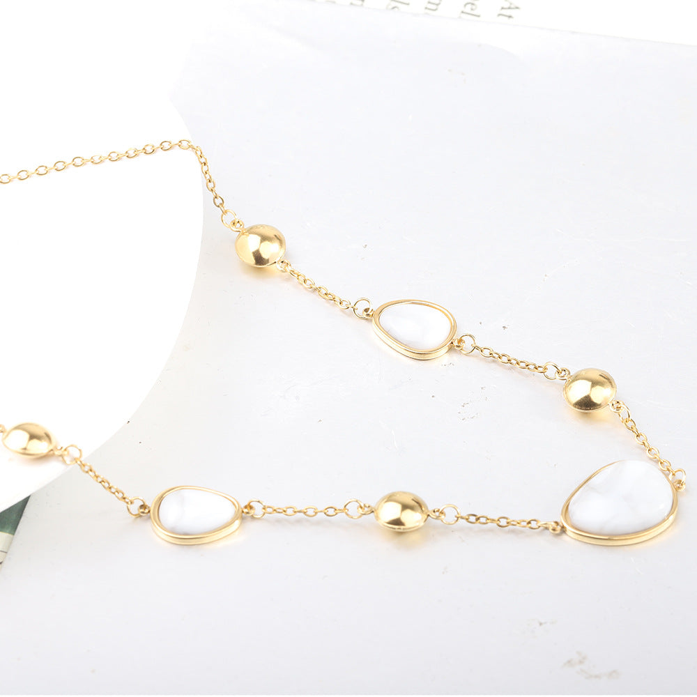 Damen Halskette mit eleganten, asymmetrischen Anhängern und feiner Kettenstruktur Shop Nory
