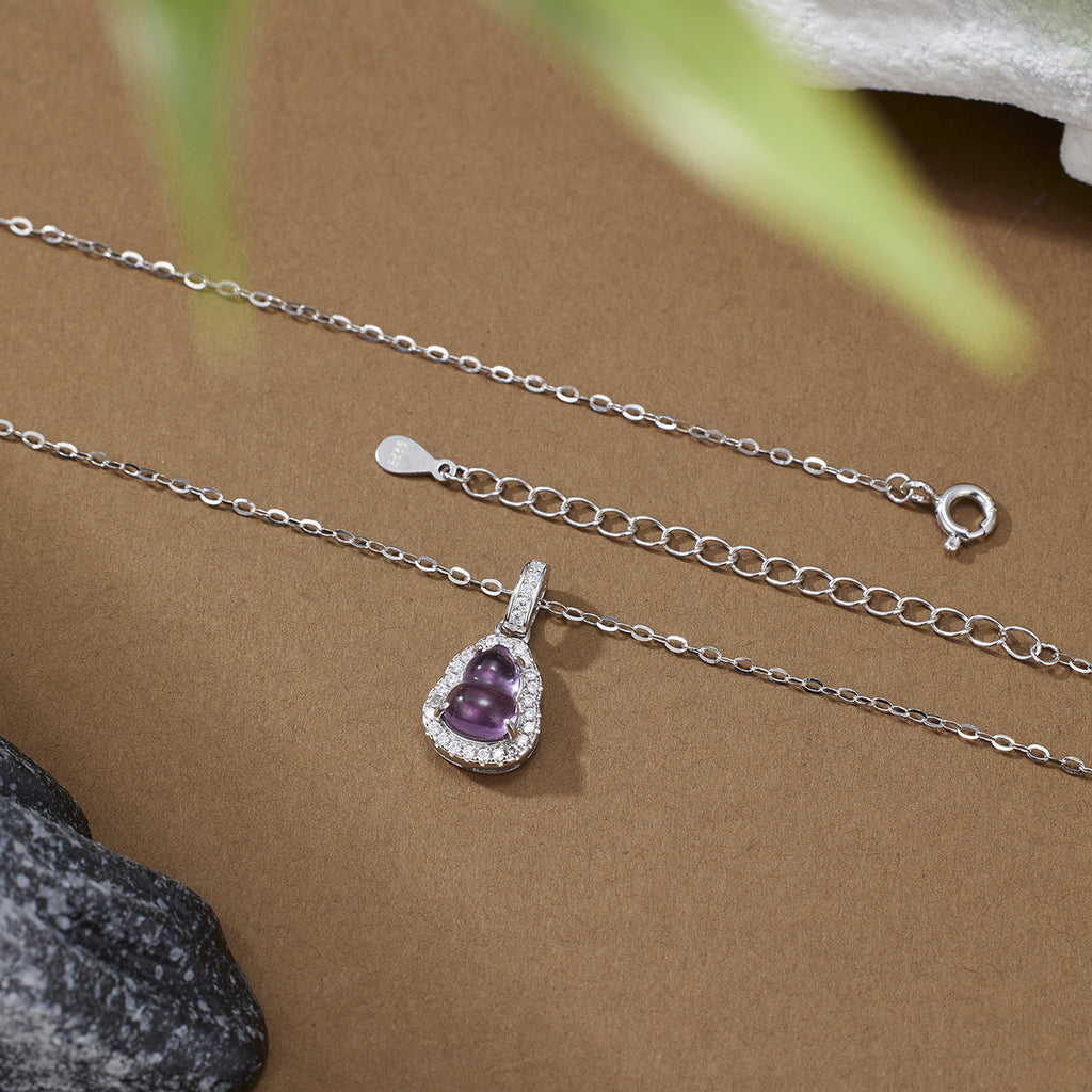 Damen Halskette mit kunstvollem Buddha-Anhänger aus hochwertigem Halbedelstein und funkelnden Zirkonia Shop Nory
