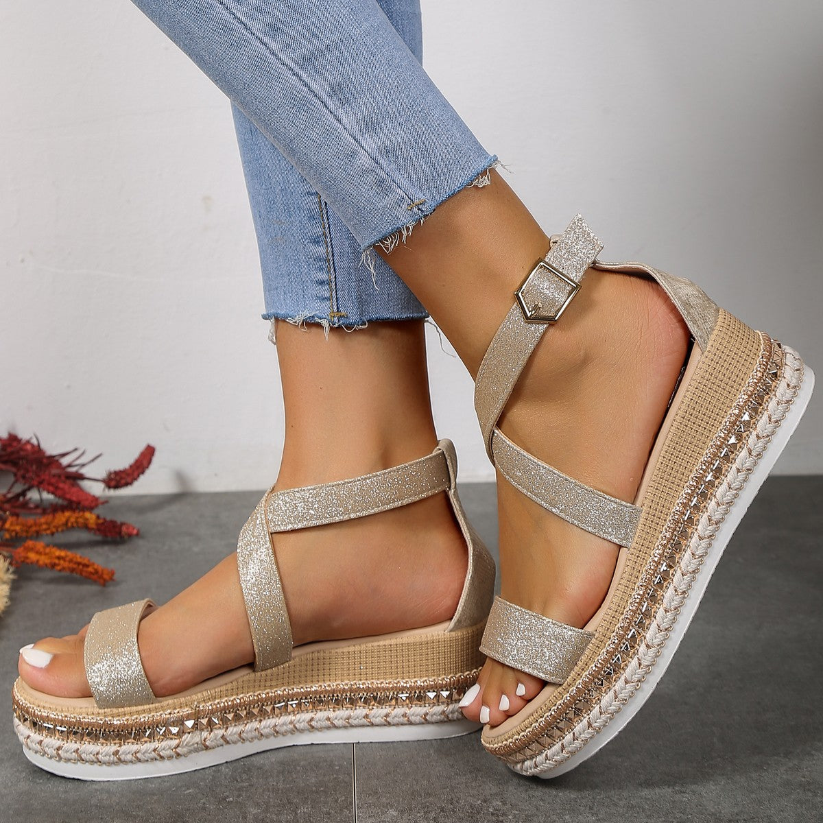 Damen Wedge-Sandaletten mit exklusivem Metallic-Finish und verstellbarem Riemendesign Shopnory