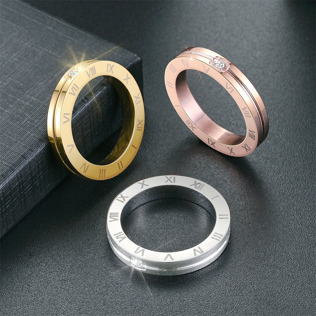 Herren Ring mit römischer Zifferngravur und funkelndem Zirkonia Shop Nory