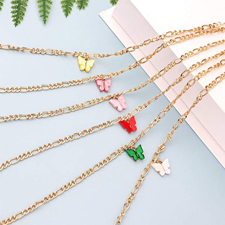 Damen Armband mit zartem Schmetterlingsanhänger in glänzender Gliederkette Shop Nory