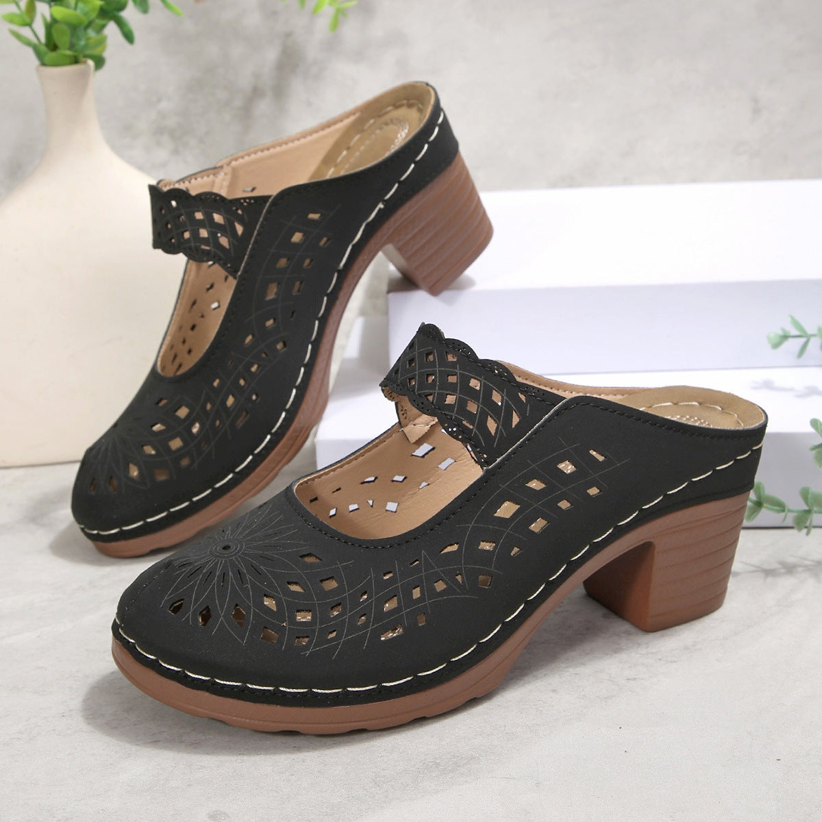 Damen Modische Clogs mit floralem Cut-Out-Design und komfortablem Blockabsatz