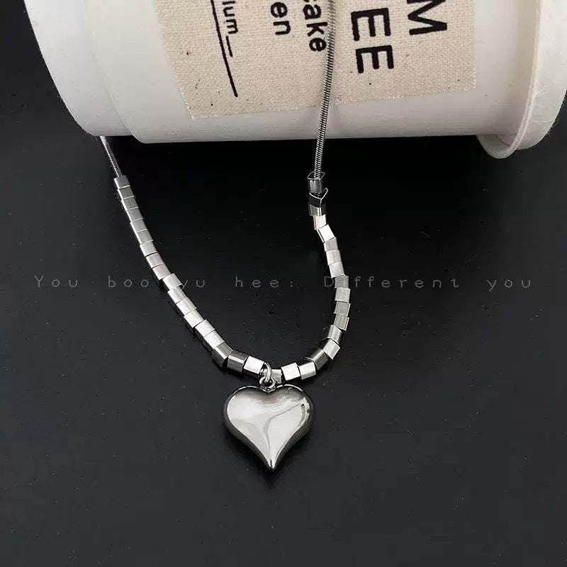 Damen Halskette mit stilvollem Herzanhänger und eleganter Silberfassung Shop Nory